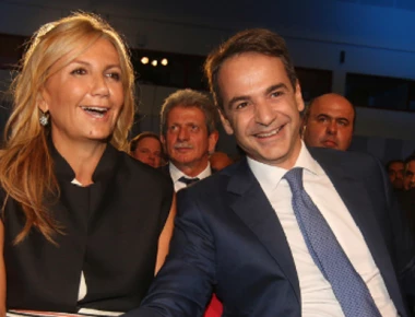 Ο Κυριάκος Μητσοτάκης μαζί με την σύζυγο του ποζάρει στο κάστρο της Μονεμβασιάς (φωτό)